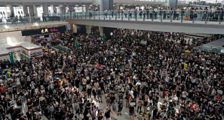 Kondisi Kian Memanas, Otoritas Bandara Batalkan Semua Penerbangan dari dan Menuju Hong Kong