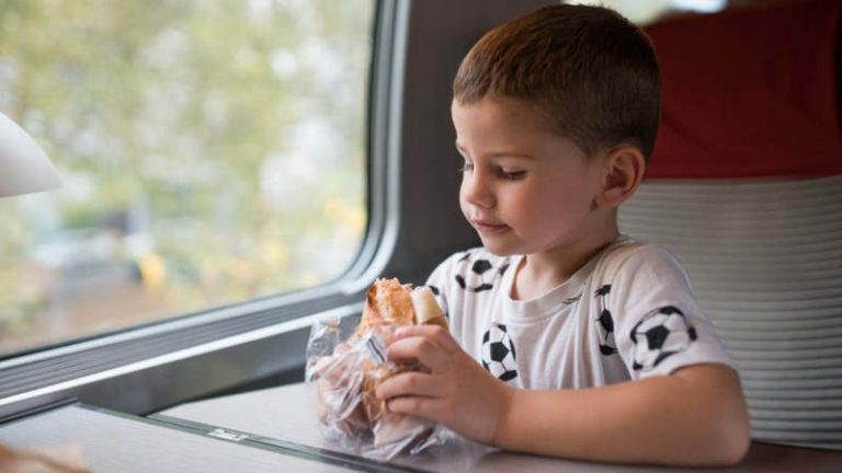 Perangi Obesitas pada Anak-anak, Inggris Larang Makan di Kereta