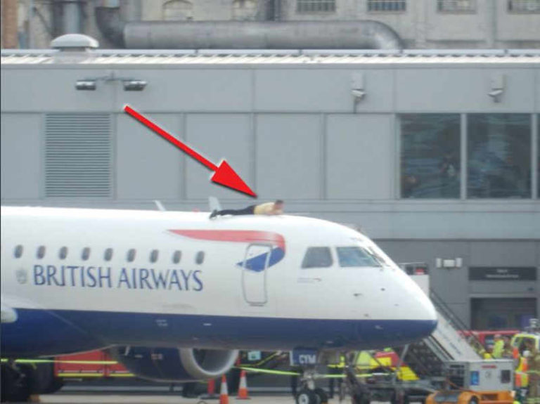 Aktivis Lingkungan Tunanetra Lakukan ‘Demo’ Naik ke Atas Pesawat British Airways