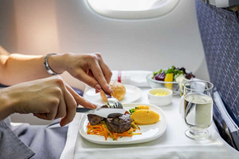 Kurangi Emisi Karbon, Cathay Pacific Tanyakan Apakah Frequent Flyer Bersedia Membawa Peralatan Makan Sendiri di Kelas Bisnis