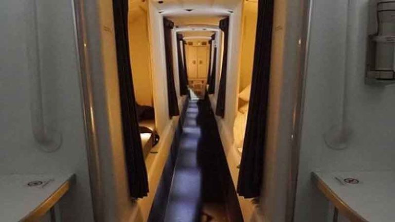 United Airlines Larang Awak Kabin Berbagi Kasur dalam Penerbangan Jarak Jauh