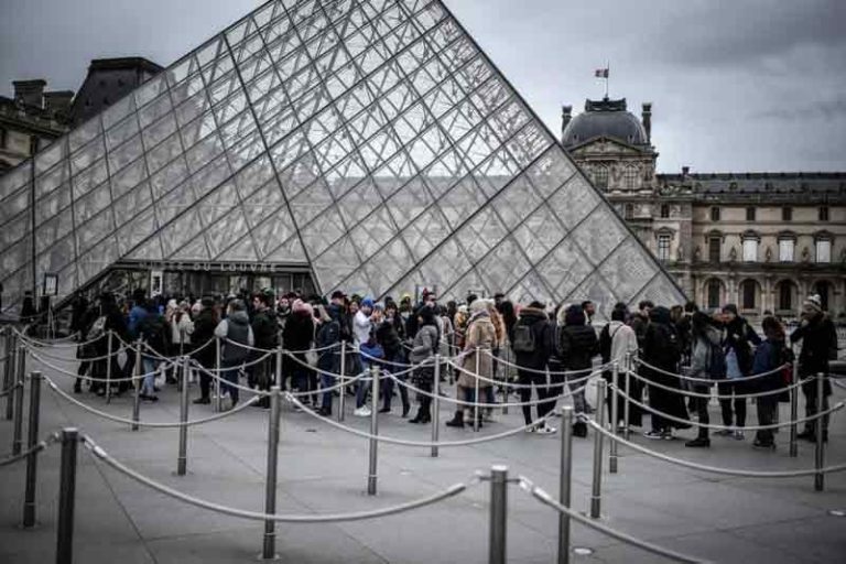 130 Kasus Virus Corona di Perancis, Museum Louvre Ditutup