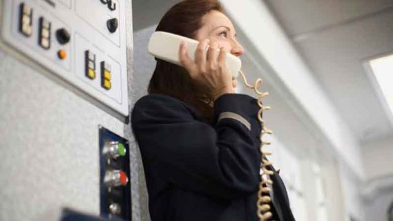 Kenapa Mikrofon Pilot Tidak Terdengar Jelas Dibanding Awak Kabin? Ini Dia Jawabannya