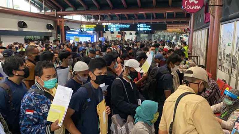 Keras! Syarat Rapid Test-Swab Test Penumpang Pesawat Dihapus, Pengamat: Pemerintah Merestui Herd Immunity