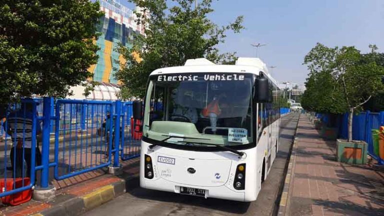 TransJakarta Mulai Uji Coba Komersial Bus Listrik Rute Balai Kota-Blok M