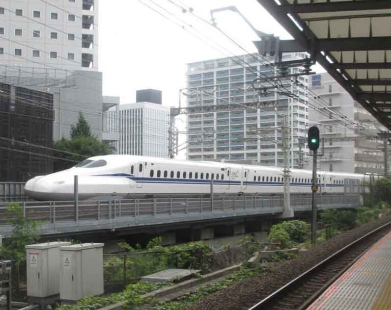 Spektakuler! Video Kereta Cepat Shinkansen Terabas Salju di Stasiun Kurikoma-Kogen