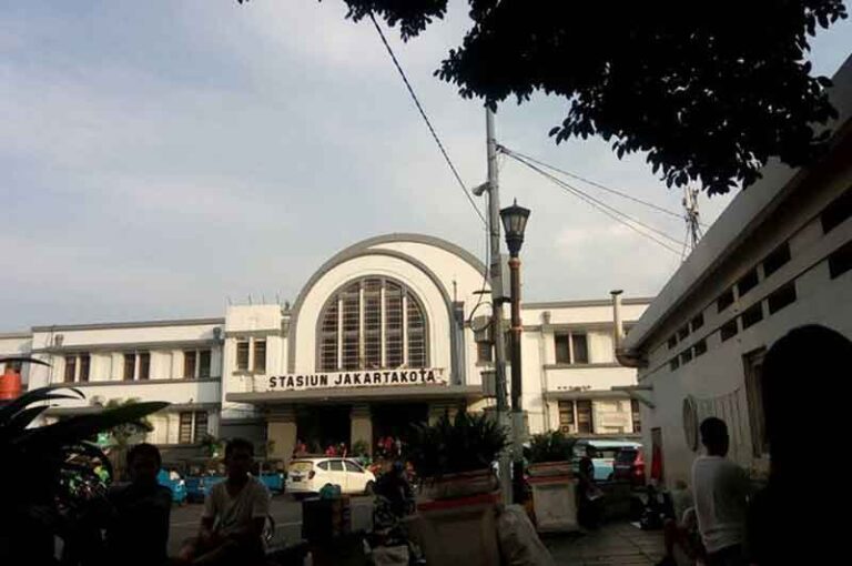 Hari Ini, 96 Tahun Lalu, Stasiun Jakarta Kota Resmi Beroperasi