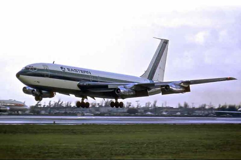Hari Ini, 64 Tahun Lalu, Boeing 720 (717) Sang Petarung Jarak Pendek Empat Mesin Terbang Perdana