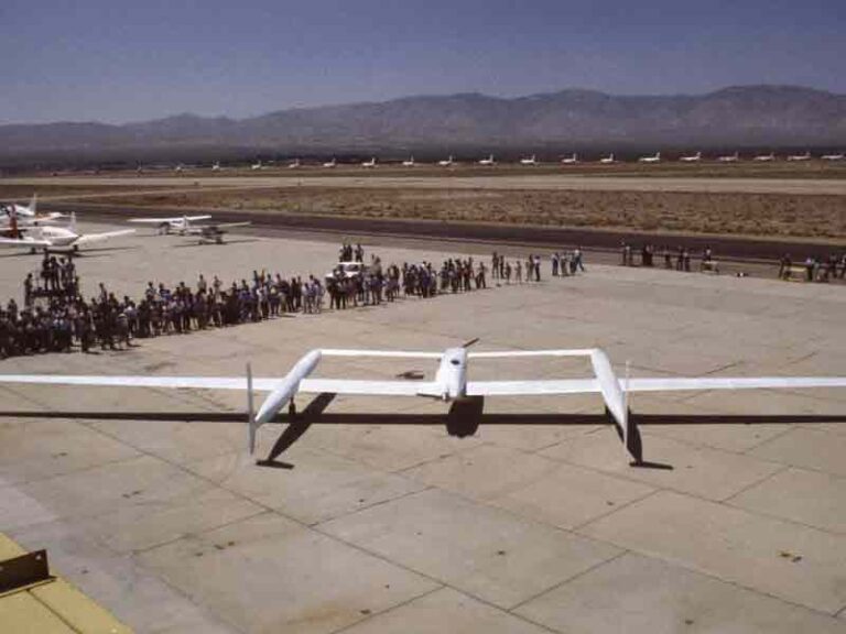 Inilah Rutan Model 76 Voyager, Pesawat Pertama yang Keliling Dunia Tanpa Mengisi Bahan Bakar