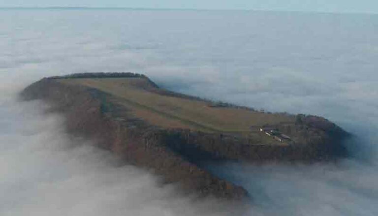 Farrenberg Airfield, Bandara Ekstrem di Atas Awan