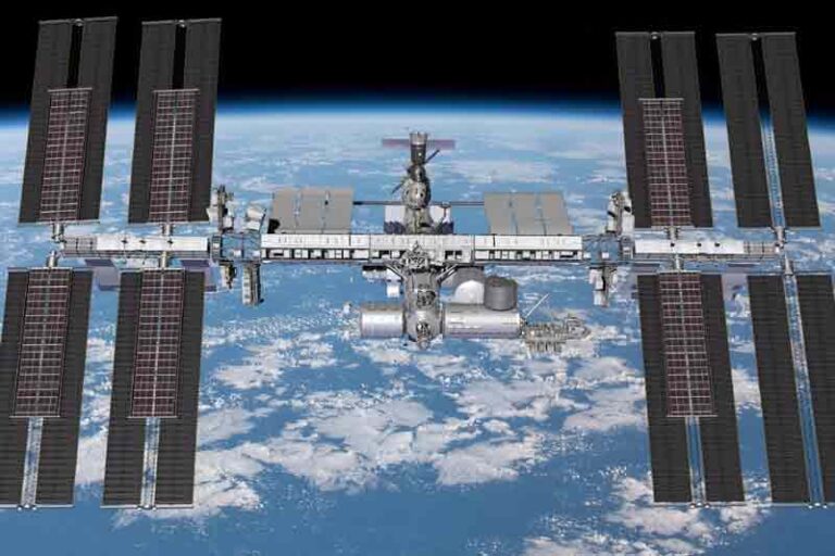 Dengan Enam Panel Surya, Boeing Tambah Daya Listrik Stasiun Luar Angkasa ISS Hingga 30 Persen