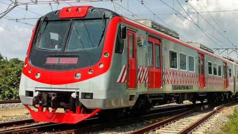Tempuh Perjalanan 24 Jam, KRL Buatan INKA Akhirnya Tiba di Depo KRL Depok