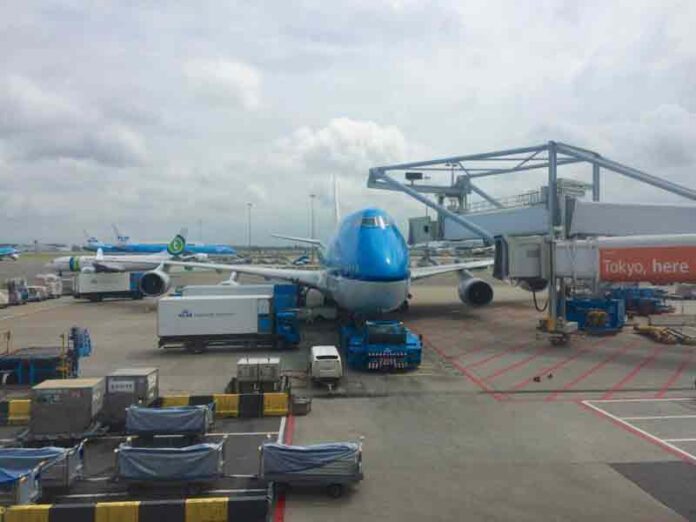 KLM_747_at_Schiphol_Airport-1000x750