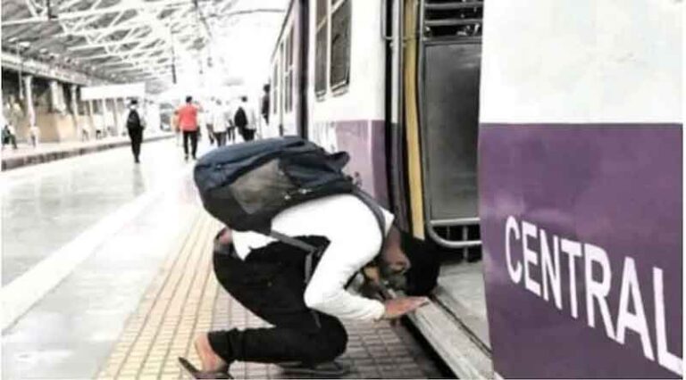 Bersujud di Pintu Kereta, Pria India Bersyukur Atas Dibukanya Kembali Jalur Kereta Lokal