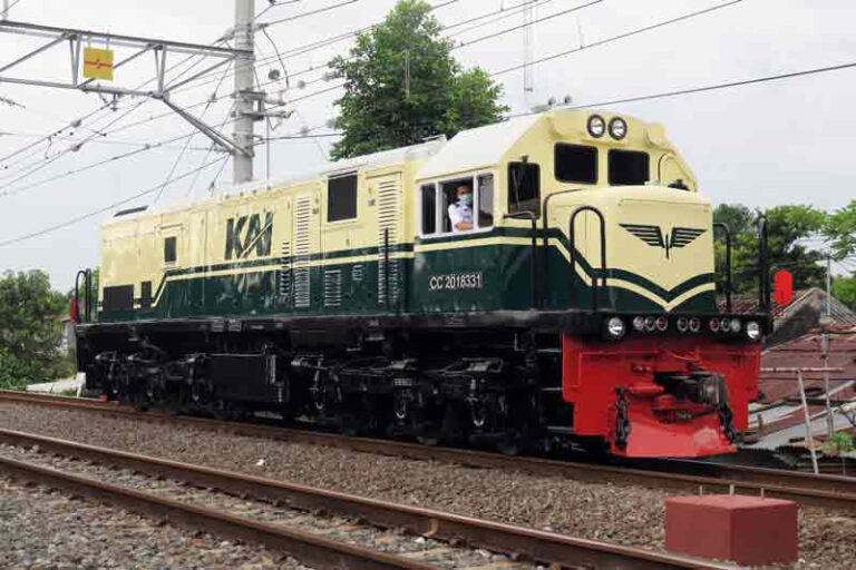 PT KAI Hadirkan Livery 38 Tahun Lalu Pada Lokomotif Seri CC201