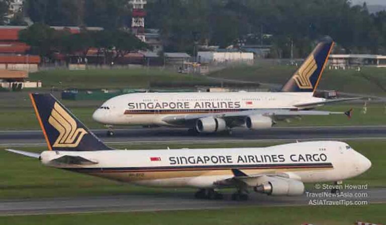 Gegara Batu di Runway, Body Pesawat Boeing 747 Singapore Airlines Berlubang