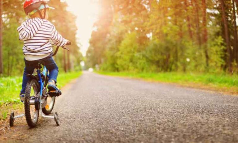 Tips Ini Mudahkan Anda Ajarkan Anak Mengendarai Sepeda di Jalan Raya