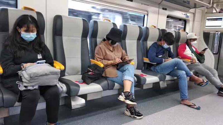 Hindari Desak-desakan di KRL, Penumpang Pilih Naik KA Bandara Premium