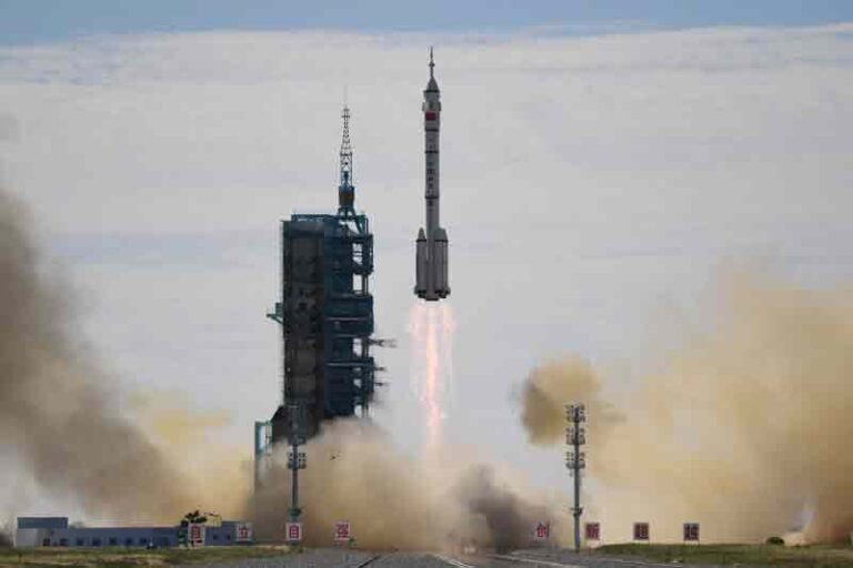 Cina Sukses Kirim Astronot ke Stasiun Luar Angkasa, AS Panik