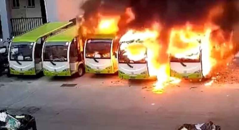 Terekam CCTV, Bus Listrik di Cina Mengeluarkan Asap dan Meledak