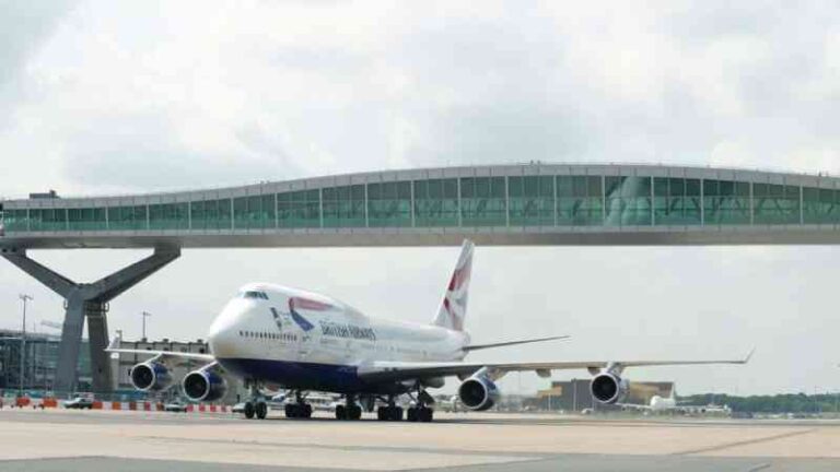 Dapat Dilintasi Boeing 747, Bandara Gatwick Punya Jembatan Penghubung Antar Terminal Terbesar di Dunia