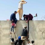 Mereka-memanjat-dinding-perimeter-agar-bisa-masuk-ke-area-bandara