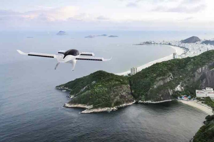 Taksi-Udara-eVTOL-Lilium-terbang-di-sekitar-pantai-terkenal-di-Rio-de-Janeiro,-Brasil,-menandakan-kesepakatan-pembelian-220-unit-oleh-maskapai-terbesar-ketiga-di-Brasil,-Azul