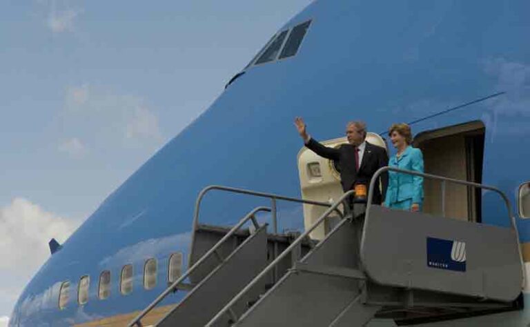 Ketika Air Force One Mendarat di Bandara London Heathrow, 40 Ribu Penumpang Menjerit