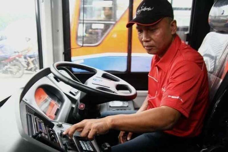 Pengemudi Bus, Lelaki yang Katanya “Setia”