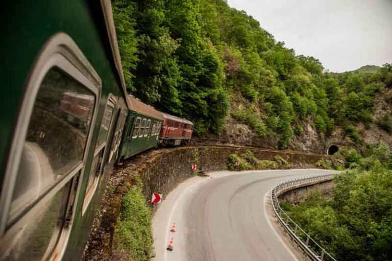 Punya Bentang Rel ‘Hanya’ 760 Milimeter, Kereta Tua di Bulgaria Berbelok Laksana Rollercoaster