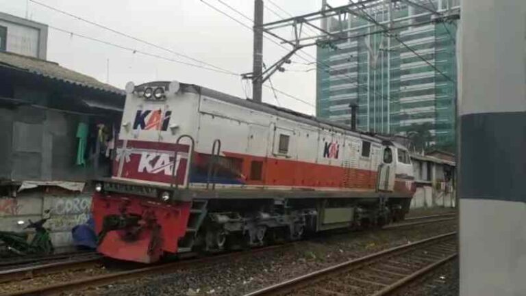 Bagian Long Hood Lokomotif CC203 Dipasangi Stiker Nataru, Janggal Gak Sih?