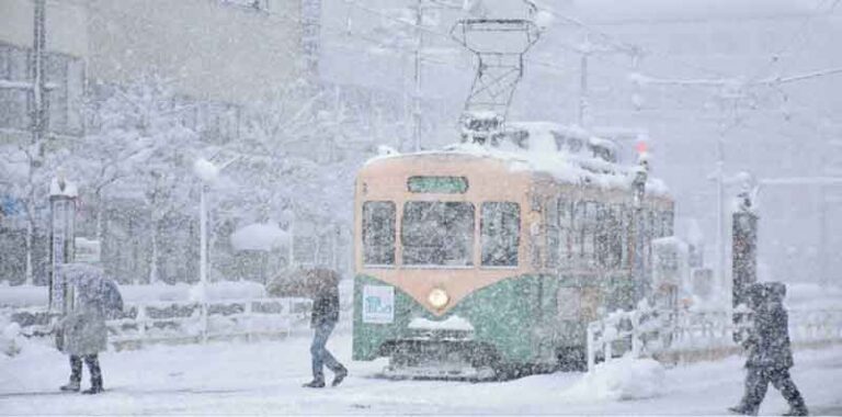 Panduan Klaim Asuransi dan Refund Tiket Pesawat untuk Traveler Indonesia yang Terjebak Badai Salju Eropa