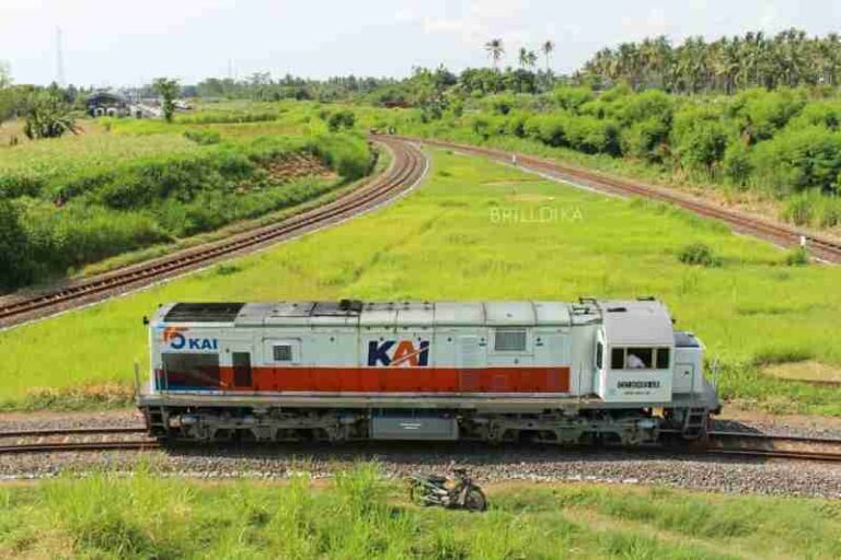 Melihat Segitiga Pemutar Lokomotif yang Masih Bertahan di Ujung Timur Jawa