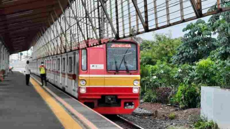 Tak Ada “Atapers,” Tralis di Atap Peron Stasiun Masih Saja Dipasang