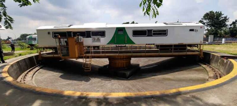 “Iri” dengan Lokomotif, Kereta Inspeksi 3 Ini Ikutan Diputar di Turn Table