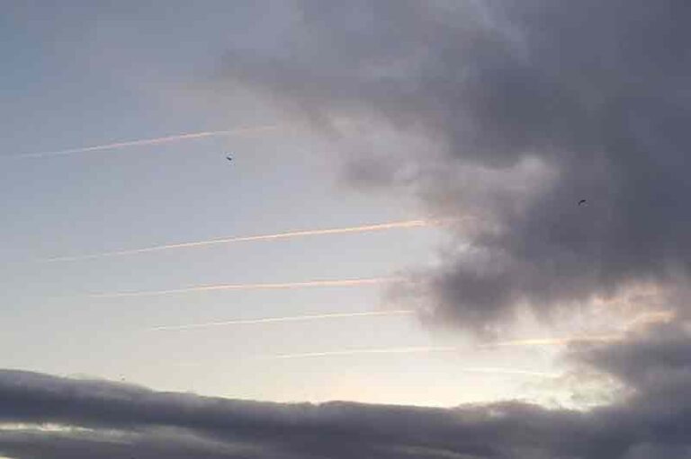 Misteri Contrail di Langit Inggris Terpecahkan, Ternyata Ini Biang Keroknya