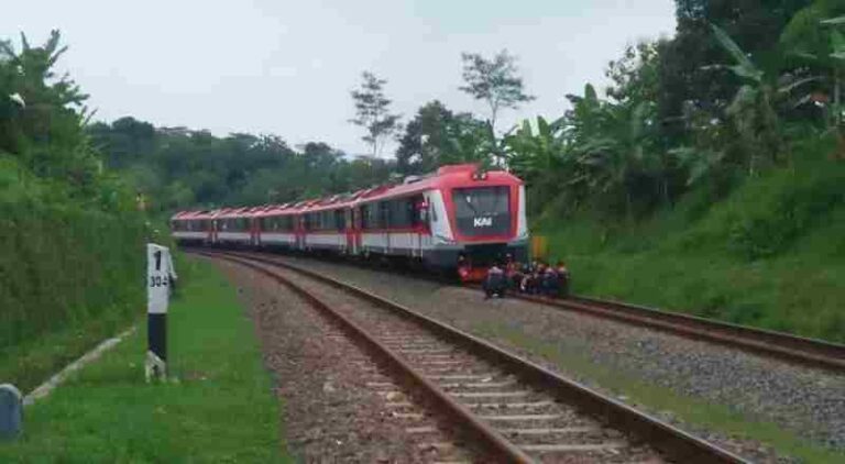 Ada Gangguan Pada Mesin, Feeder Kereta Cepat Jakarta Bandung (KCJB) Mogok Saat Uji Coba
