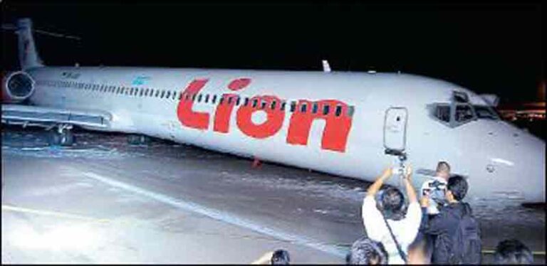 Hari Ini, 13 Tahun Lalu, MD-90 Lion Air Mendarat Darurat Tanpa Roda Depan