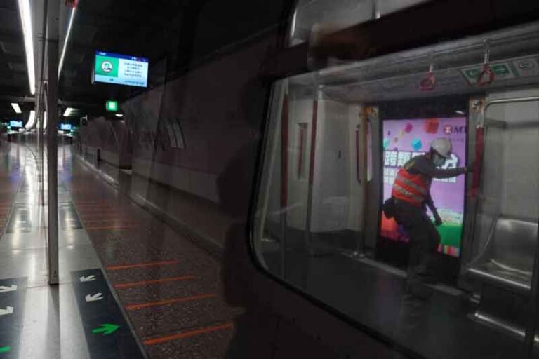 Kurangnya Perawatan Reklame, Platform Screen Door MTR Hong Kong Jatuh