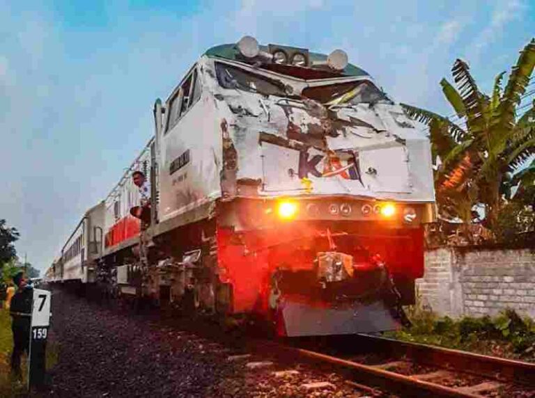 Lokomotif KA Dhoho Ringsek Usai Ditabrak Bus, Langsung Masuk Bengkel di Yogyakarta