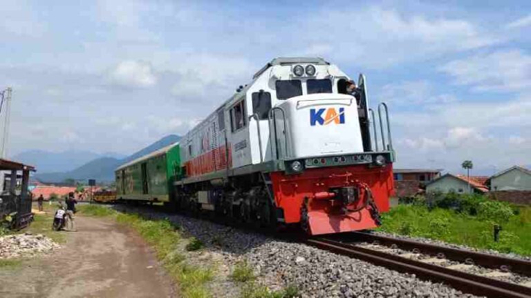 Menjelang Peresmian, Rangkaian KLB Lakukan Bersih Lintas di Jalur Garut – Cibatu