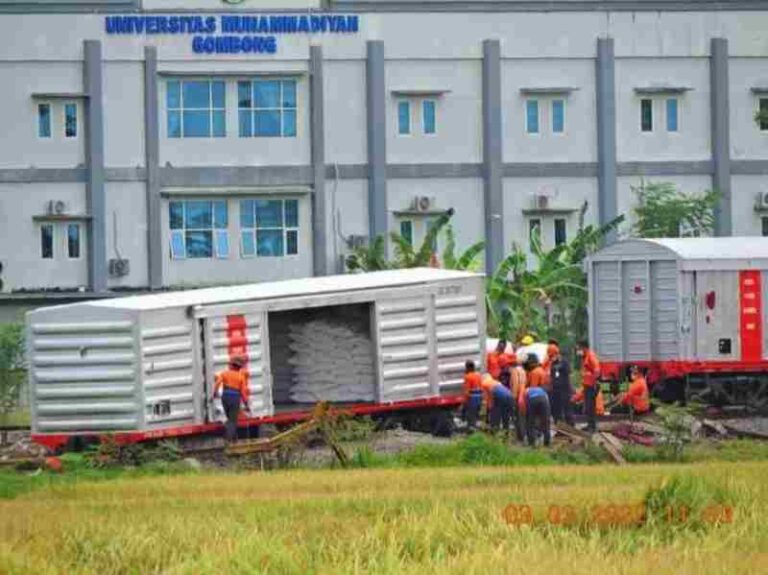 Hendak Lakukan Langsir, Gerbong Pengangkut Pupuk Anjlok di Gombong