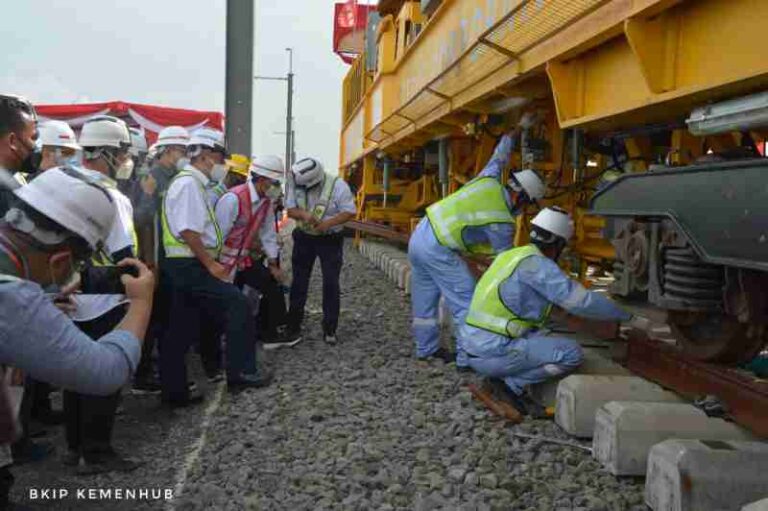 Mengenal “CPG 500” – Kereta Mekanik untuk Pemasangan Rel Kereta Cepat Jakarta Bandung