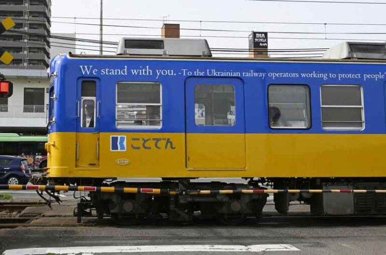 Tunjukkan Solidaritas, Jepang Ubah Warna Bodi Kereta Sesuai Bendera Ukraina