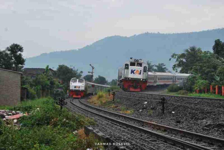 Tak Boleh Asal Tabur! Yuk, Simak Lagi Pentingnya Batu Kerikil di Rel Kereta Api