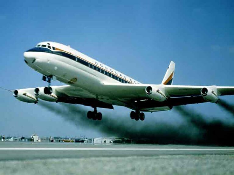 30 Mei 1958, Douglas DC-8 Terbang Perdana dan Bikin Boeing 707 ‘Keok’