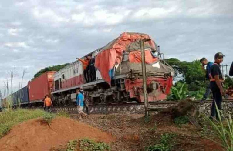 Lagi, Lokomotif vs Truk Tabrakan di Perlintasan Tanpa Palang Pintu