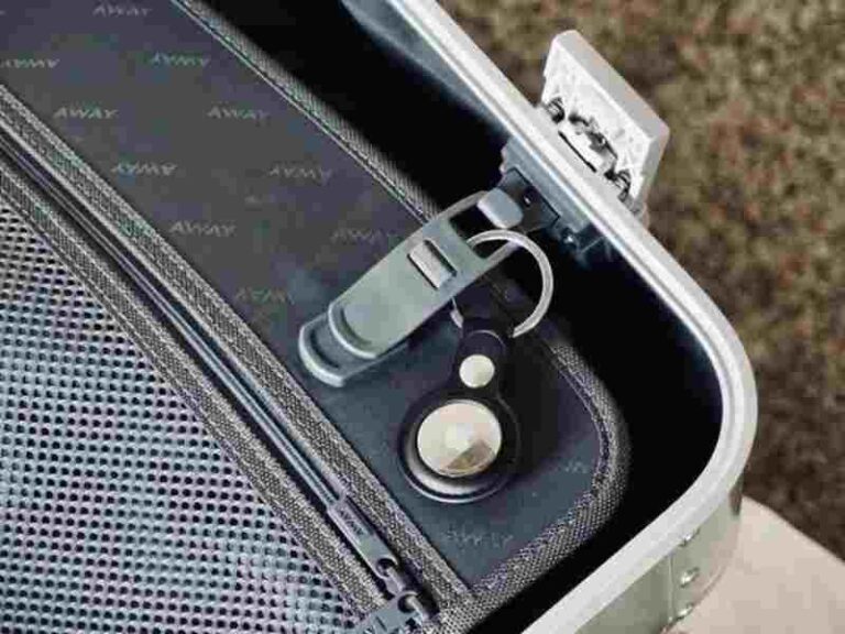 Fitur iPhone Terbaru Memungkinkan Pengguna Berbagi Lokasi AirTag dengan Staf Maskapai