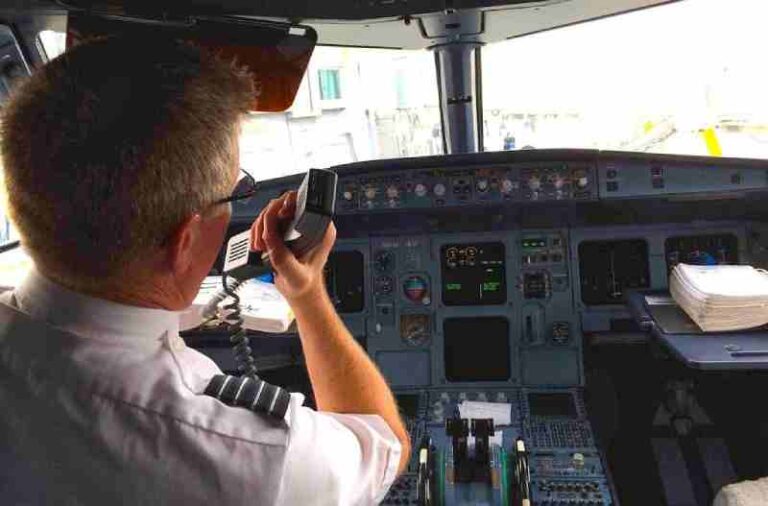 Benarkah Pilot Kidal Lebih Sulit Terbangkan Pesawat? Ini Jawabannya