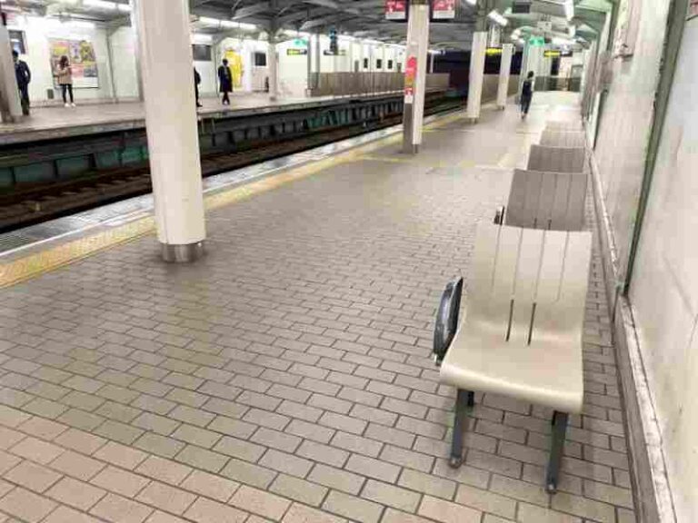 Konfigurasi Kursi Tak Lazim di Peron Stasiun Komuter Jepang, Ini Alasannya